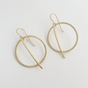 kam around M earrings gold